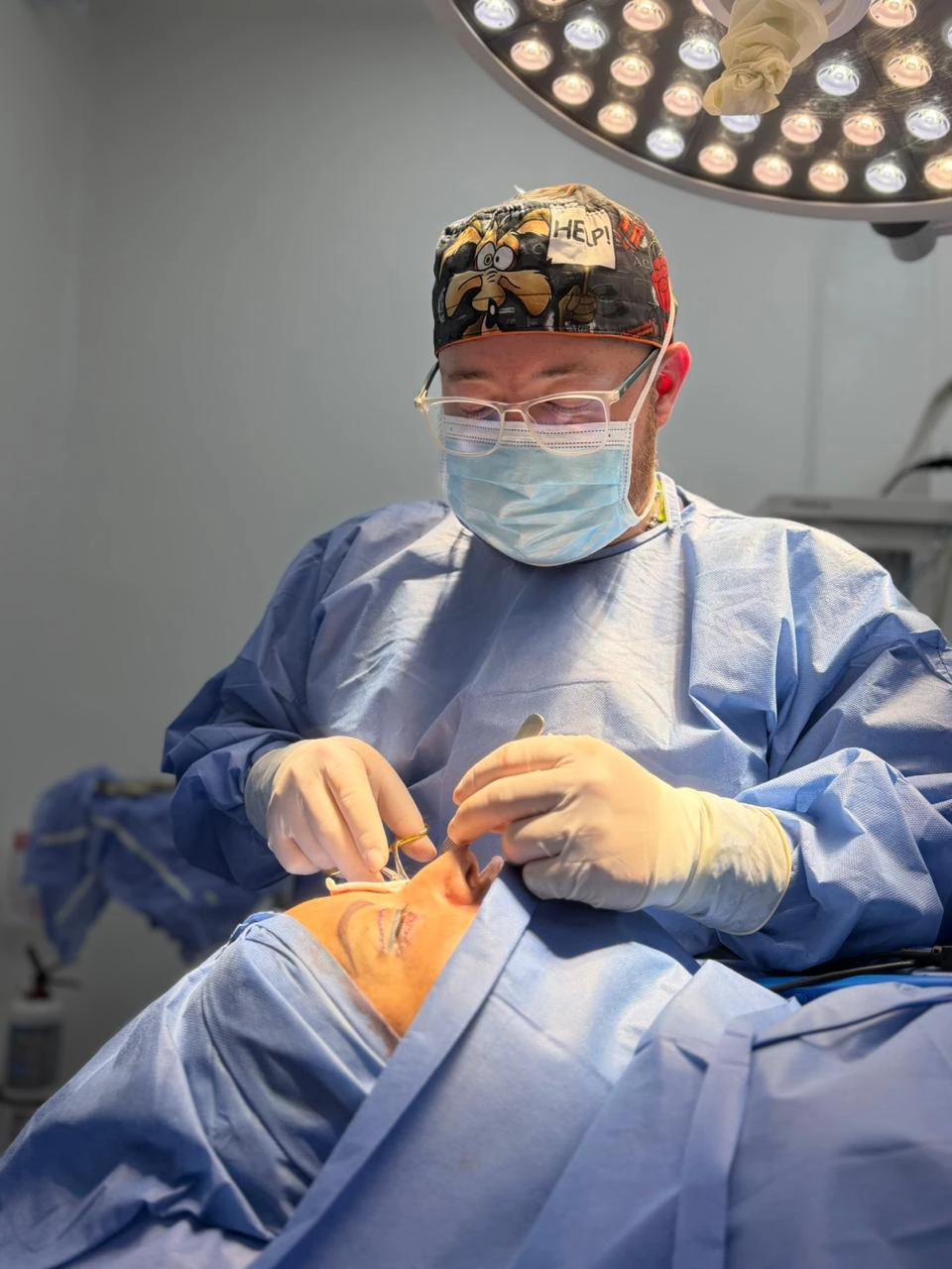 Dr. Juan Durán realizando un procedimiento quirúrgico en Bogotá